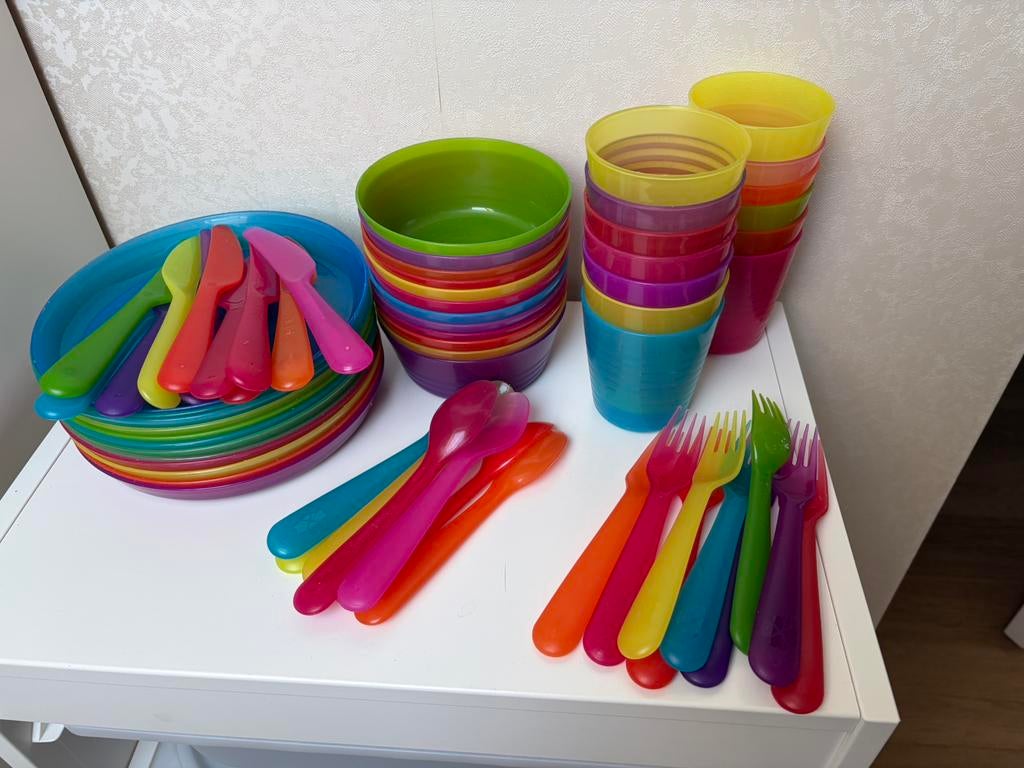 Grote set Ikea Kalas kinderservies bord beker bestek, Kinderen en Baby's, Ophalen
