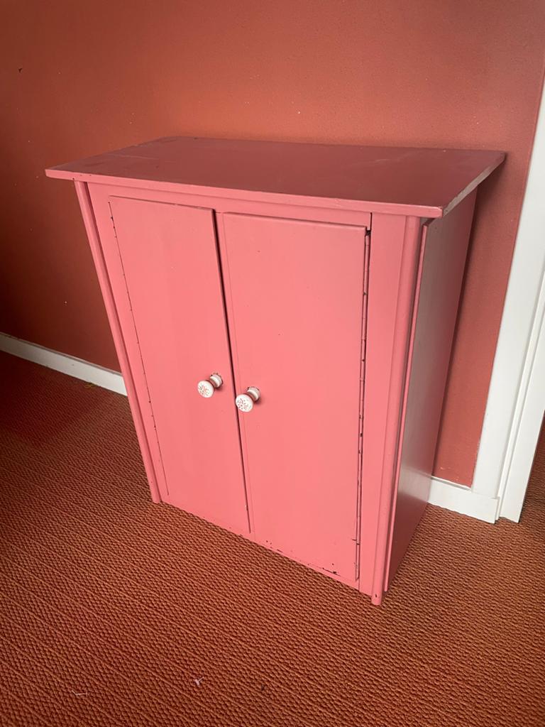 Leuk roze kastje met twee deurtjes - 65cm hoog, Huis en Inrichting, Ophalen of Verzenden, Gebruikt