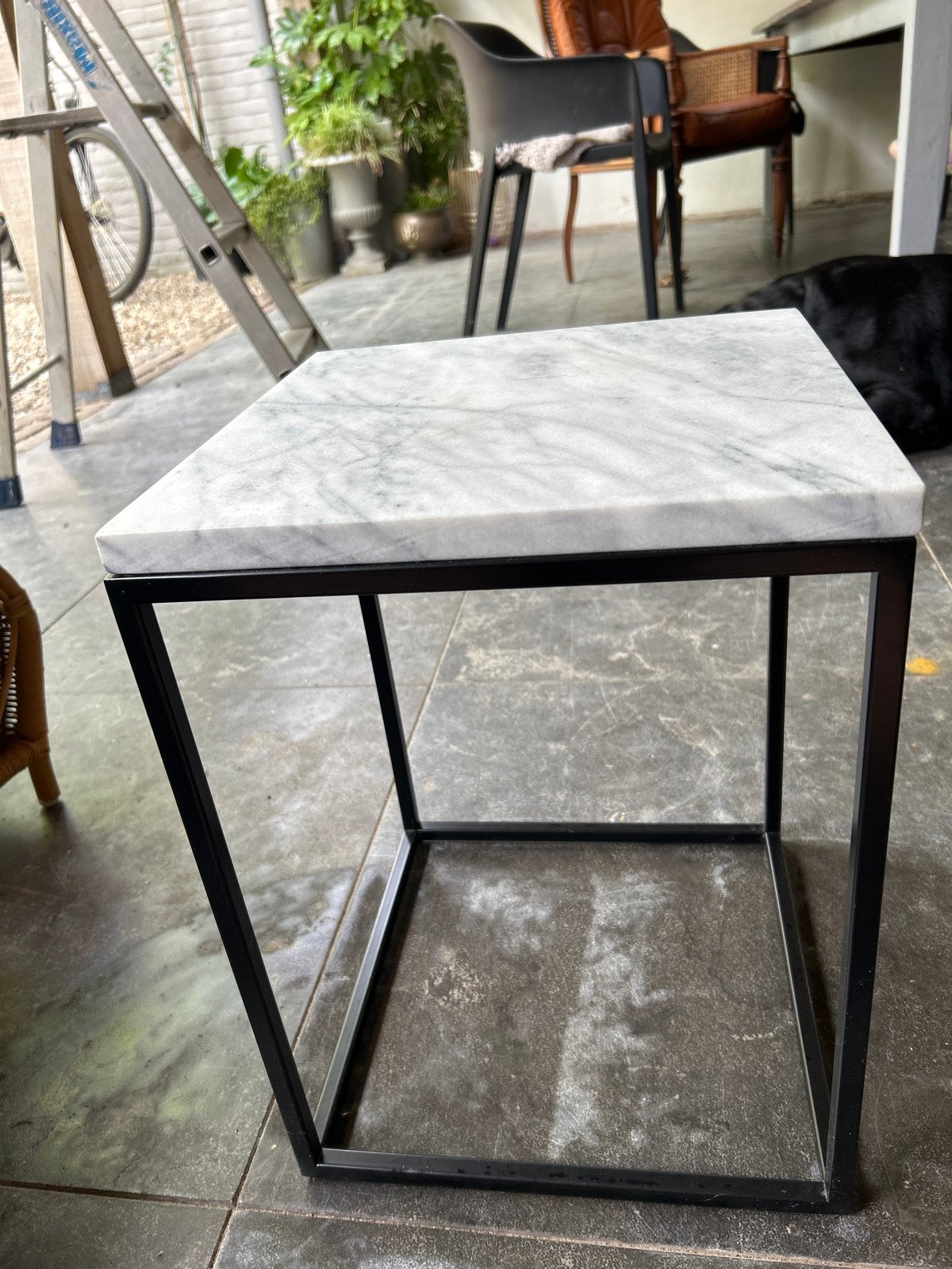 Marmeren bijzettafel met zwart metalen frame, Ophalen, Minder dan 45 cm, Minder dan 55 cm, Metaal of Aluminium