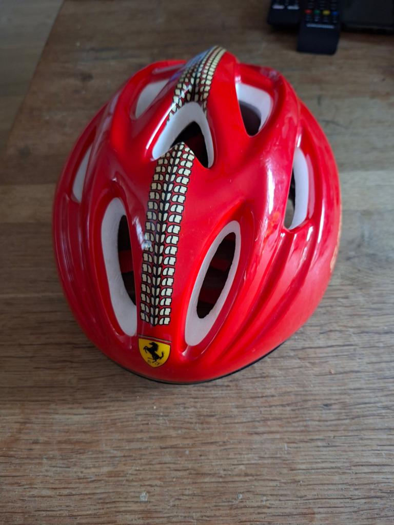 Ferrari kinderfietshelm rood - Zo goed als nieuw, Jongen of Meisje, Overige maten, Ophalen of Verzenden, Zo goed als nieuw