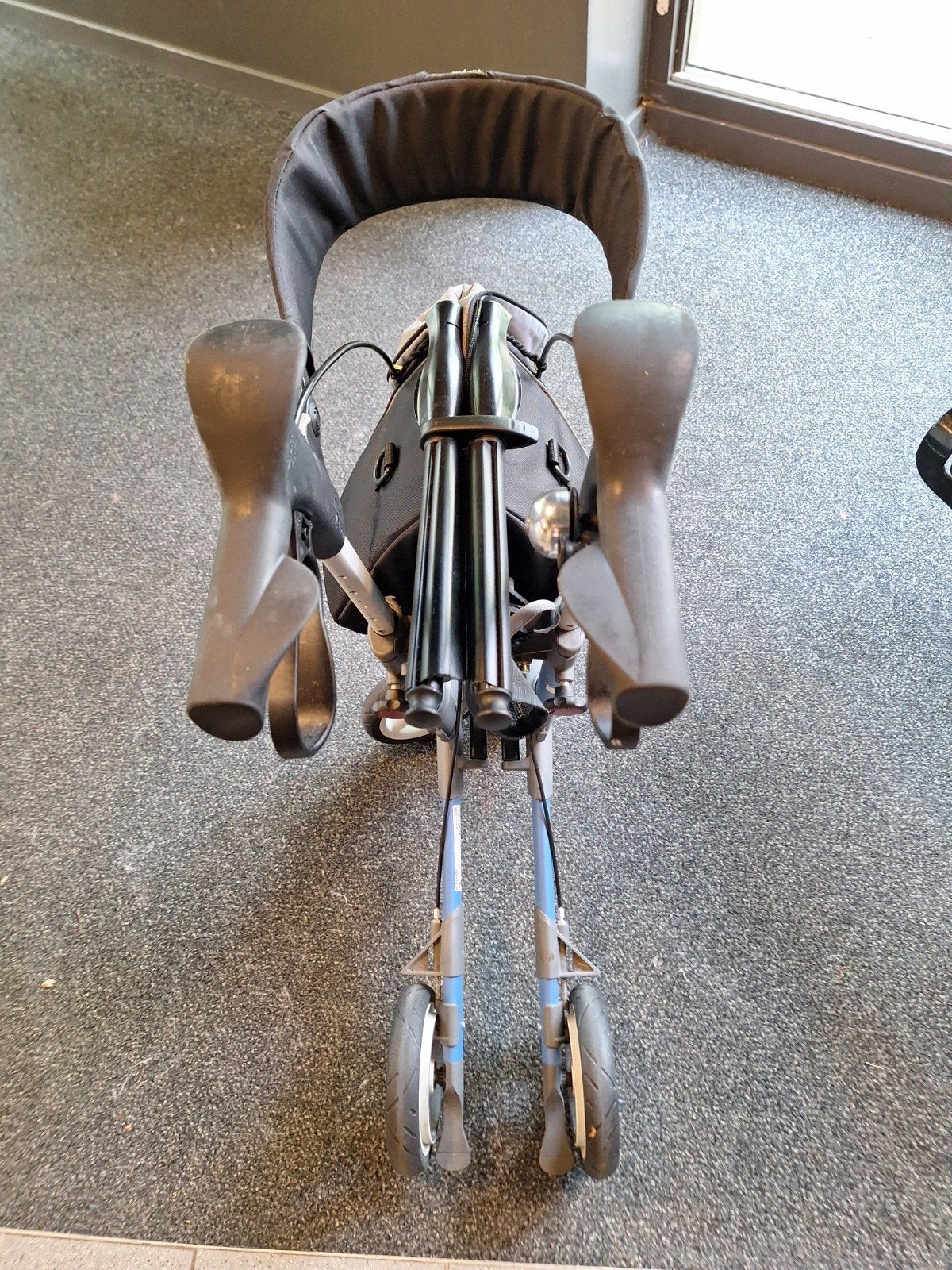 Foto 17 van Rollator lichtgewicht aluminium lees beschrijving nieuwstaat