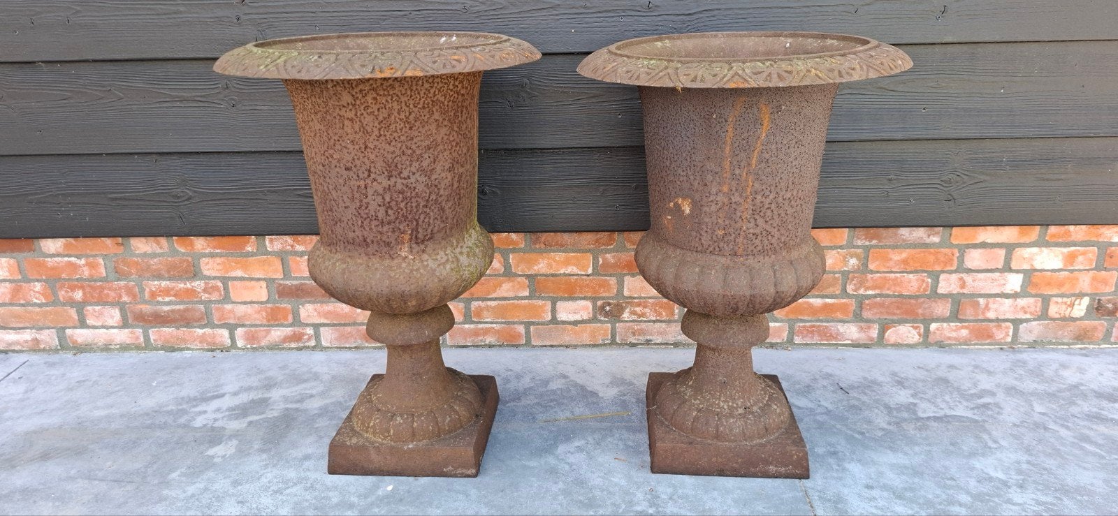 Set van 2 grote gietijzeren vazen - Tuinornamenten, Ophalen