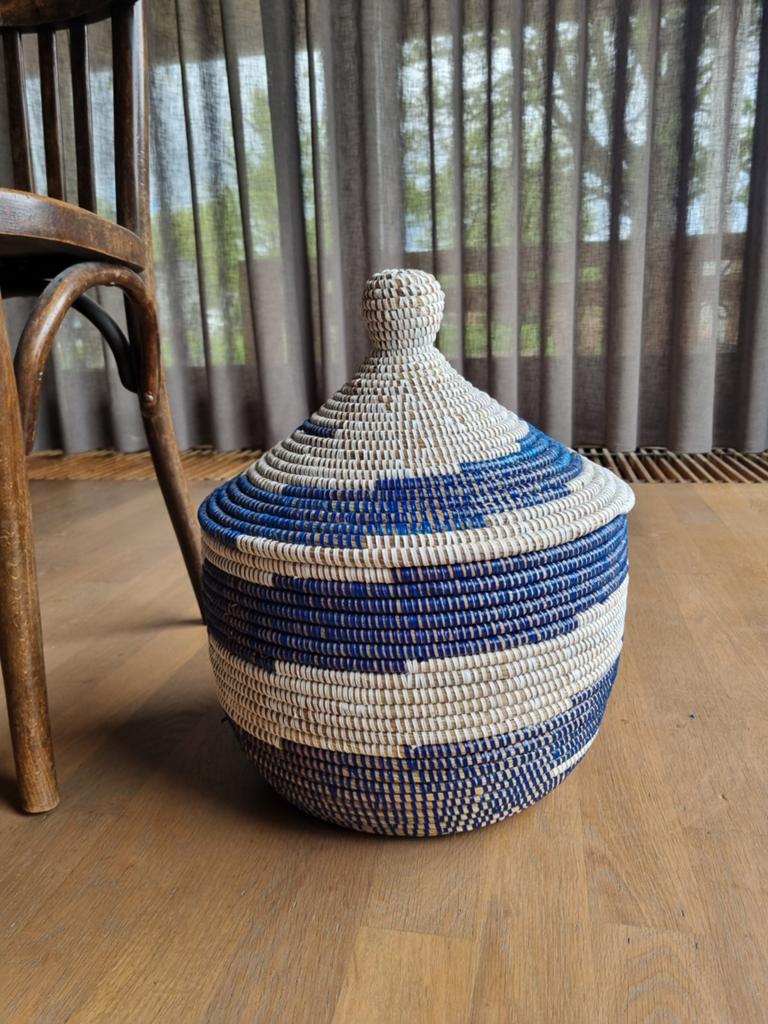 Blauw wit afrikaanse zeegras opbergmand tajine handgemaakt., Huis en Inrichting, Woonaccessoires | Schalen en Manden, Ophalen of Verzenden