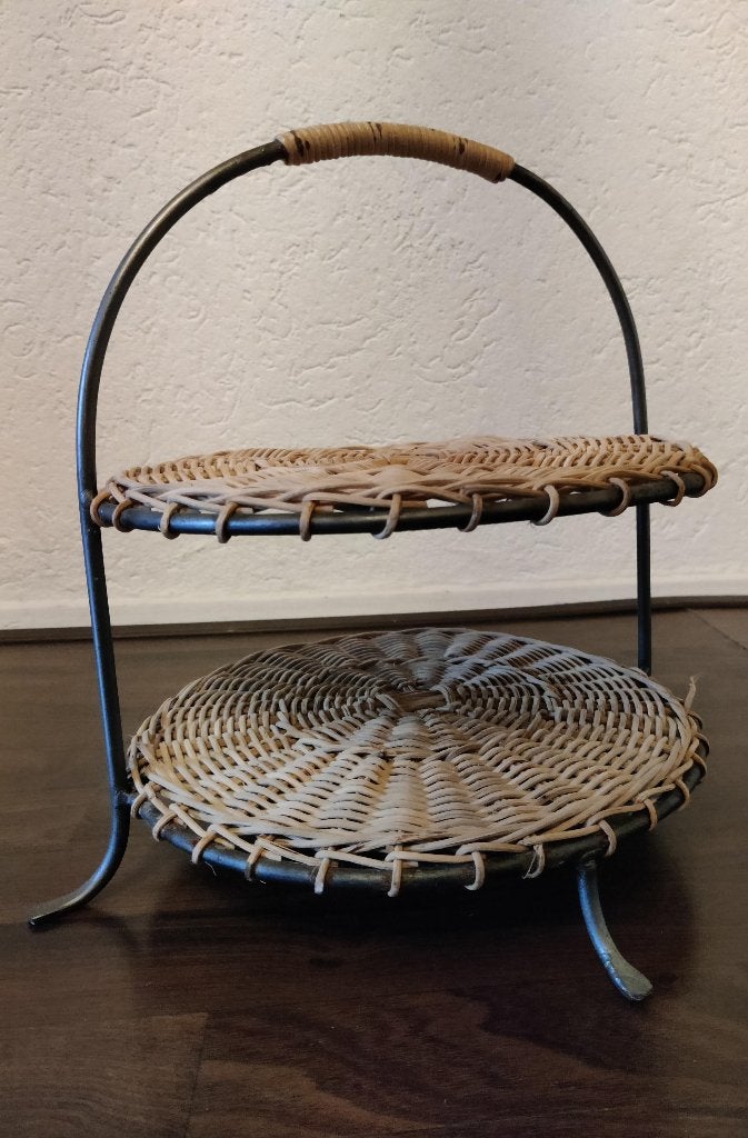Crate & Barrel stevige etagère metaal met riet, Etagère, Natuurlijk materiaal, Ophalen of Verzenden, Zo goed als nieuw