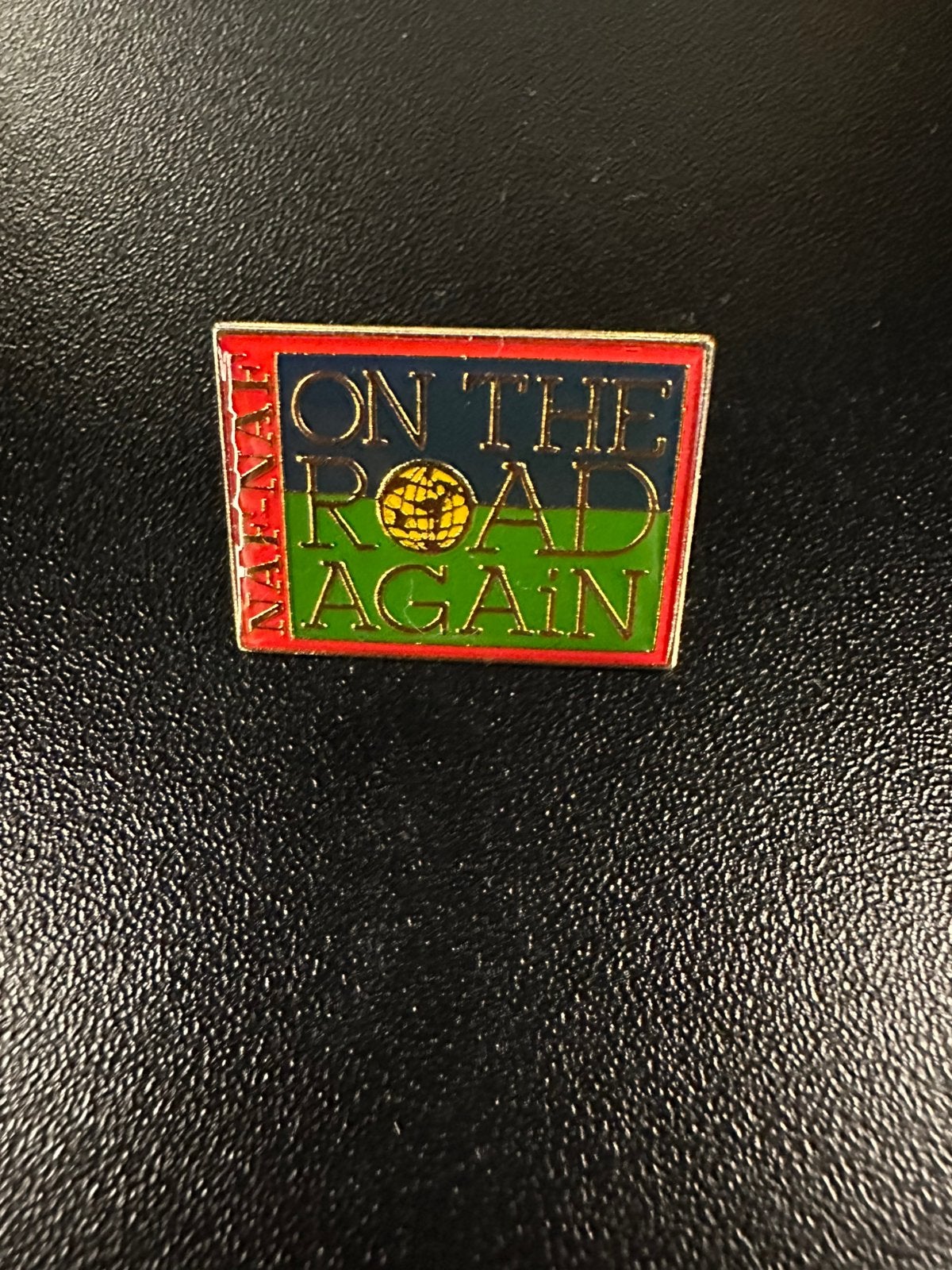 Pin NafNaf On the road again, Ophalen of Verzenden, Nieuw, Merk, Speldje of Pin