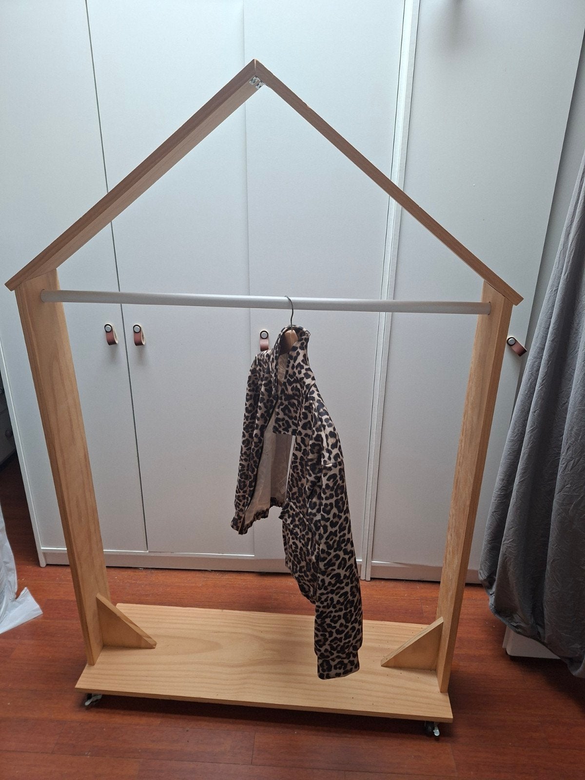 Houten kledingrek in huisvorm - 155x100 cm, Ophalen, Met wielen, Zo goed als nieuw