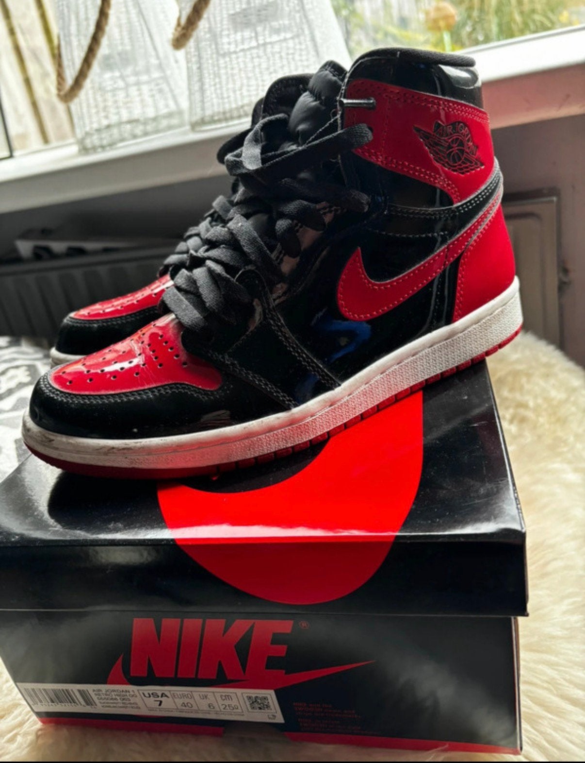 Jordan 1 high patent red maat 40, Zwart, Ophalen of Verzenden, Sneakers of Gympen, Gedragen