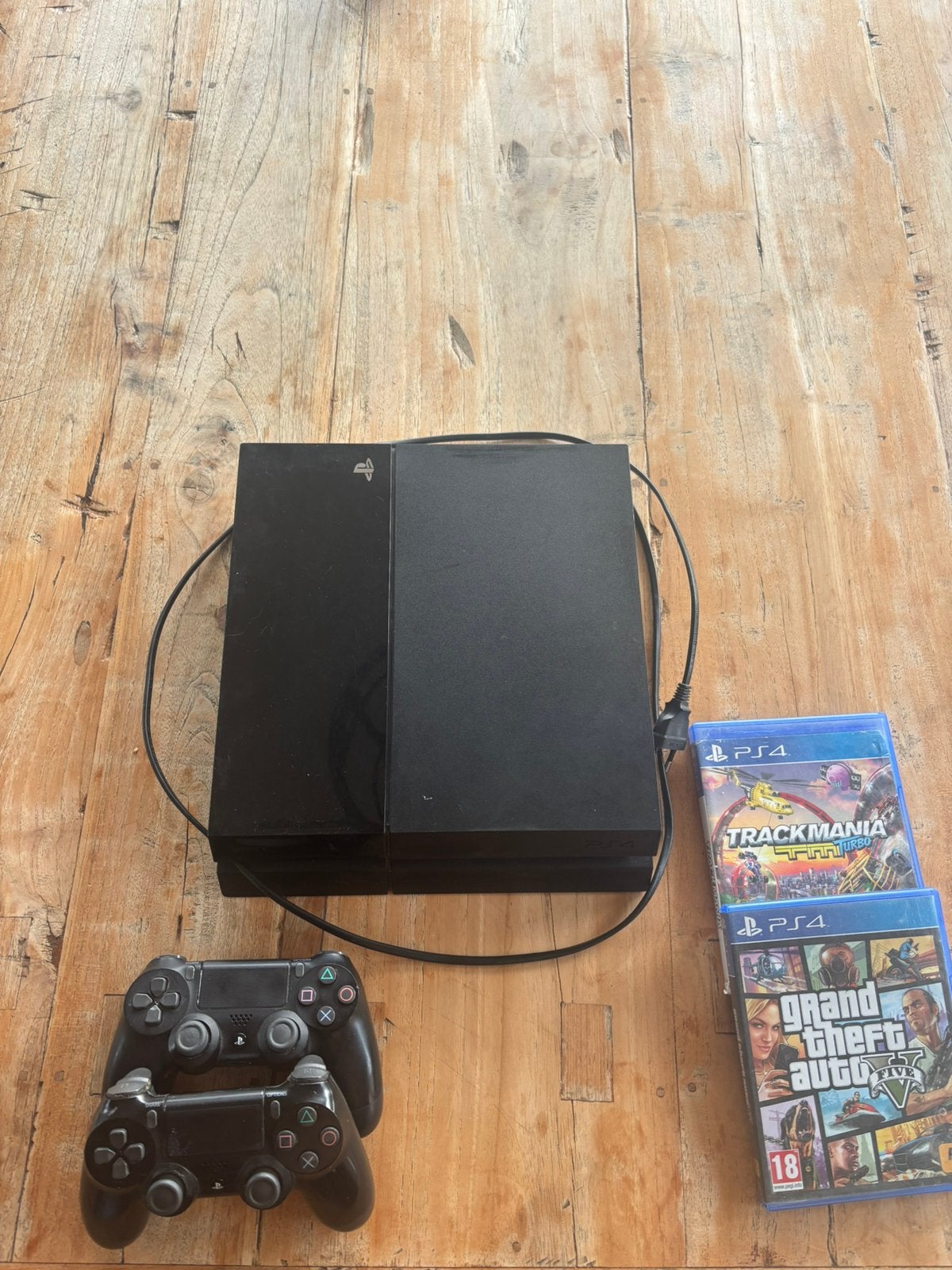 Playstation 4 1TB met 2 controllers en 2 spellen