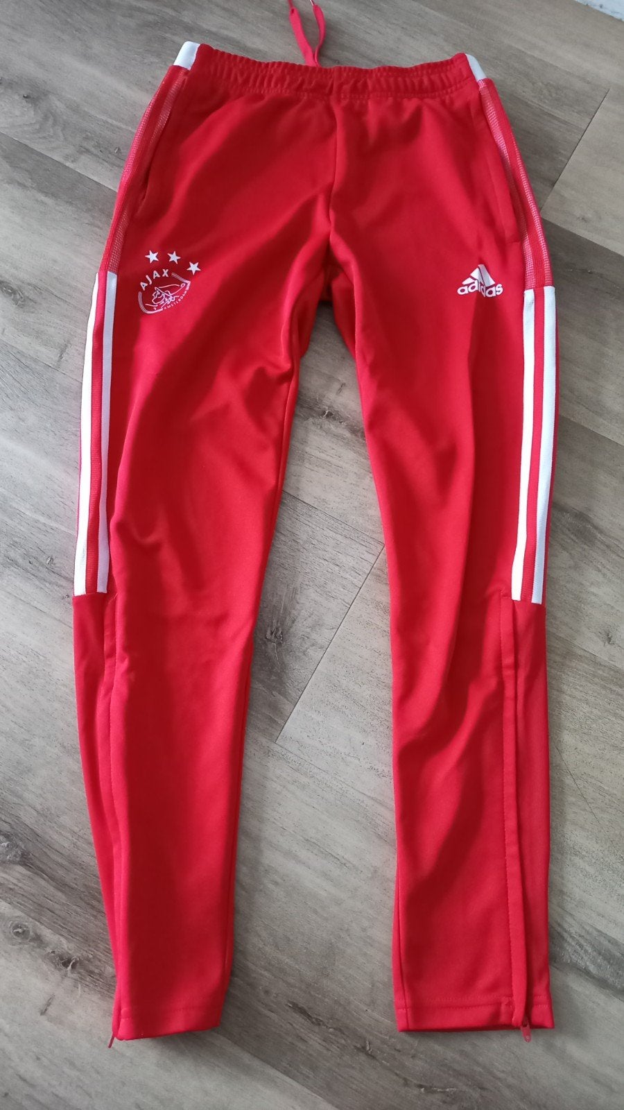 Ajax Trainingsbroek Rood Adidas Maat S (2021), Ophalen of Verzenden, Adidas, Voetbal, Gedragen