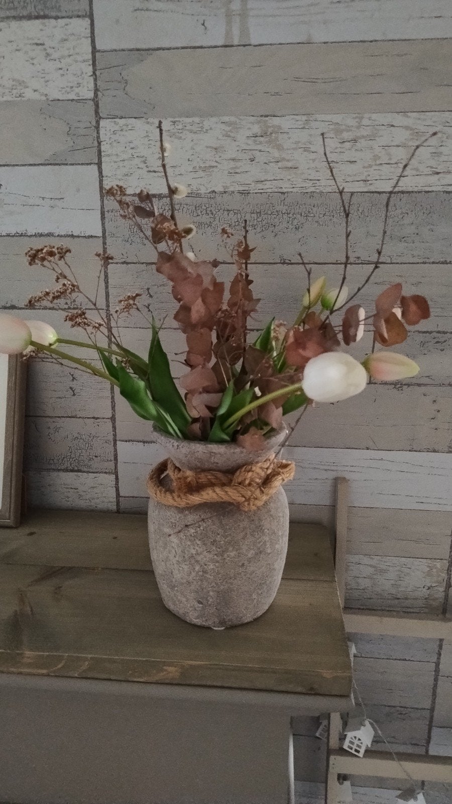 Te koop leuke vaas met kunst bloemen tulpen enz, Huis en Inrichting, Woonaccessoires | Kunstplanten en Kunstbloemen, Ophalen, Zo goed als nieuw