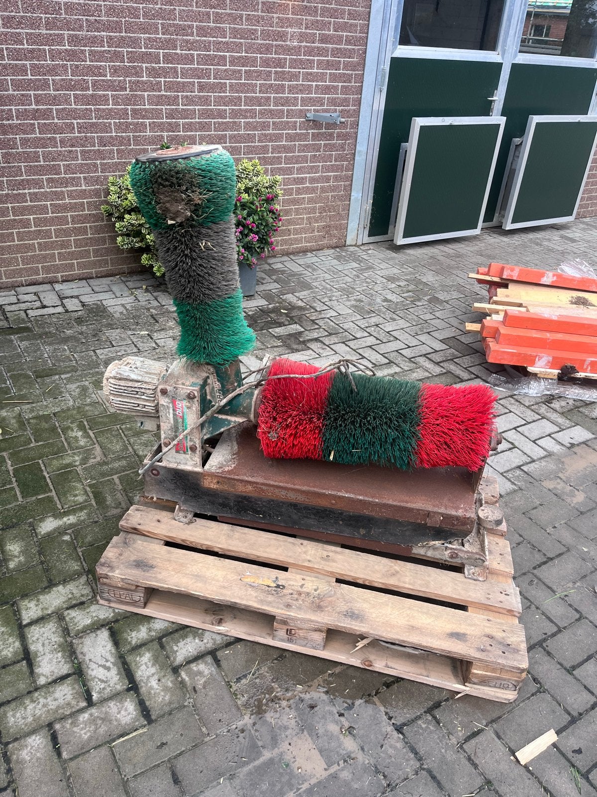 Koeborstel met werk, Ophalen