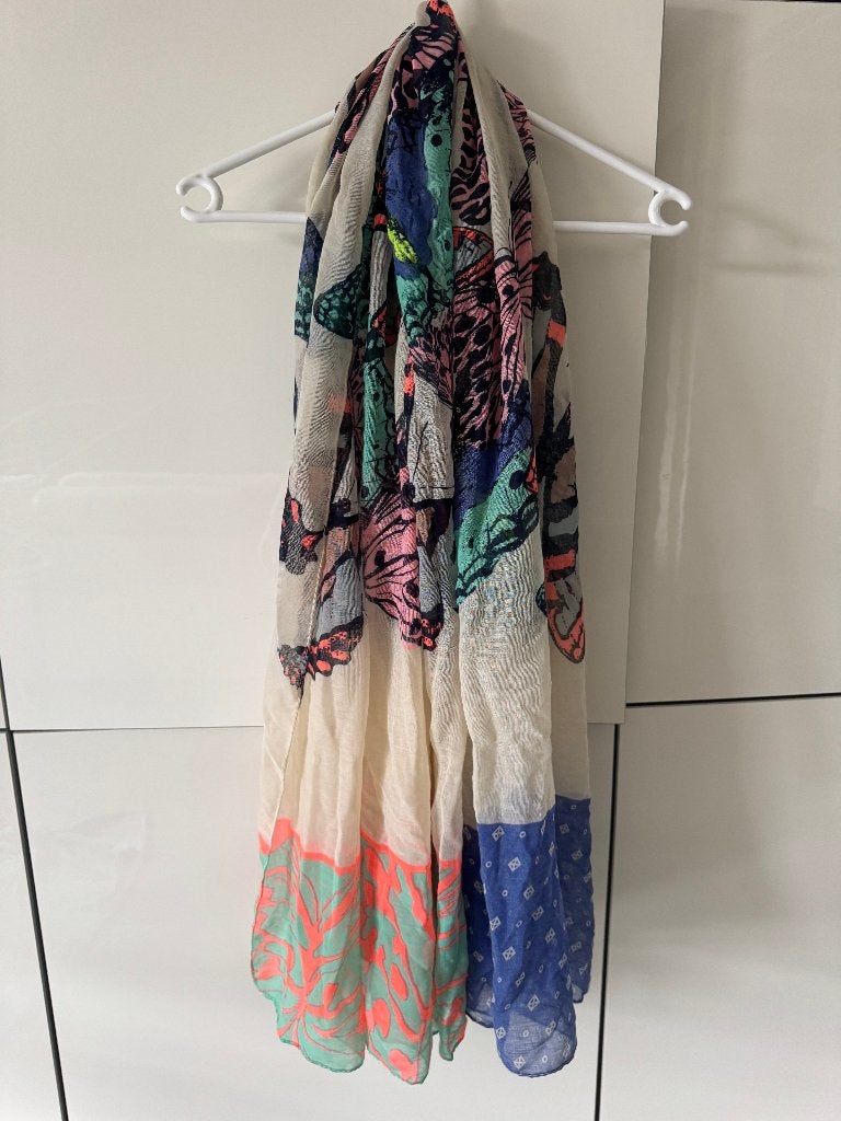 Mooie sjaal, Ophalen of Verzenden, Zo goed als nieuw, Maat 46/48 (XL) of groter, Sjaal