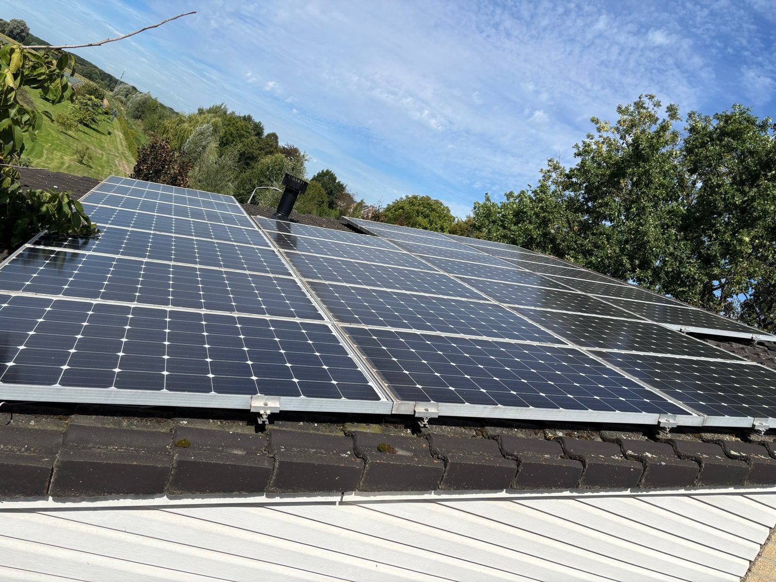 24 zonnepanelen met 2 omvormers - Compleet systeem, Ophalen, Gebruikt, Compleet systeem, 200 wattpiek of meer