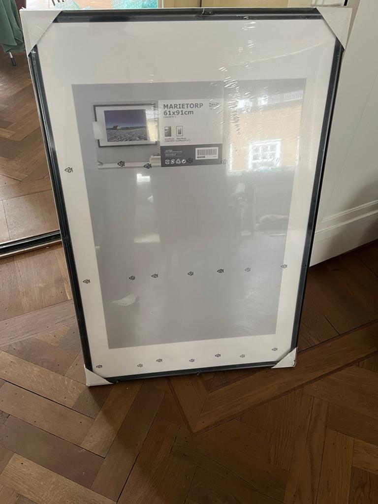 IKEA MARIETORP Fotolijst 61x91 cm - Nieuw in verpakking, Ophalen, Nieuw, 75 cm of meer, 50 tot 75 cm