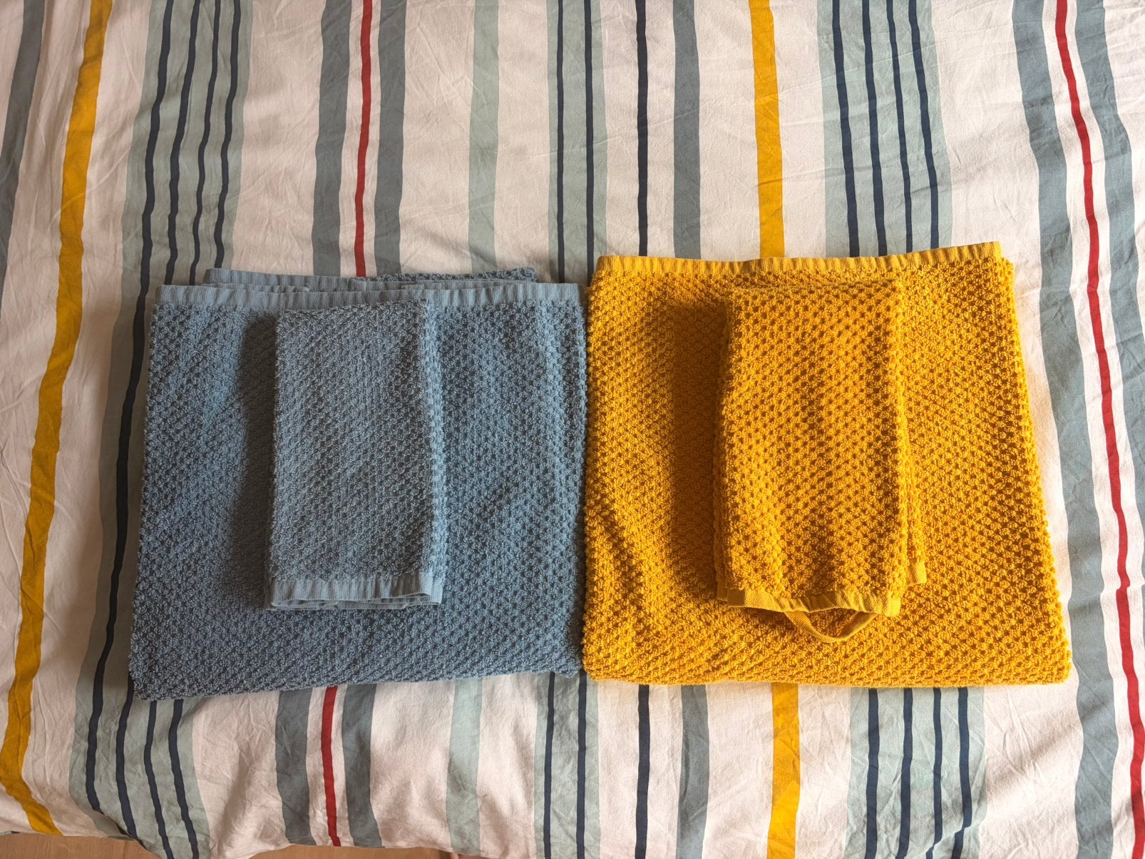 2 Set handdoeken in blauw en mosterdgeel, Blauw, Handdoek, Zo goed als nieuw, Ophalen