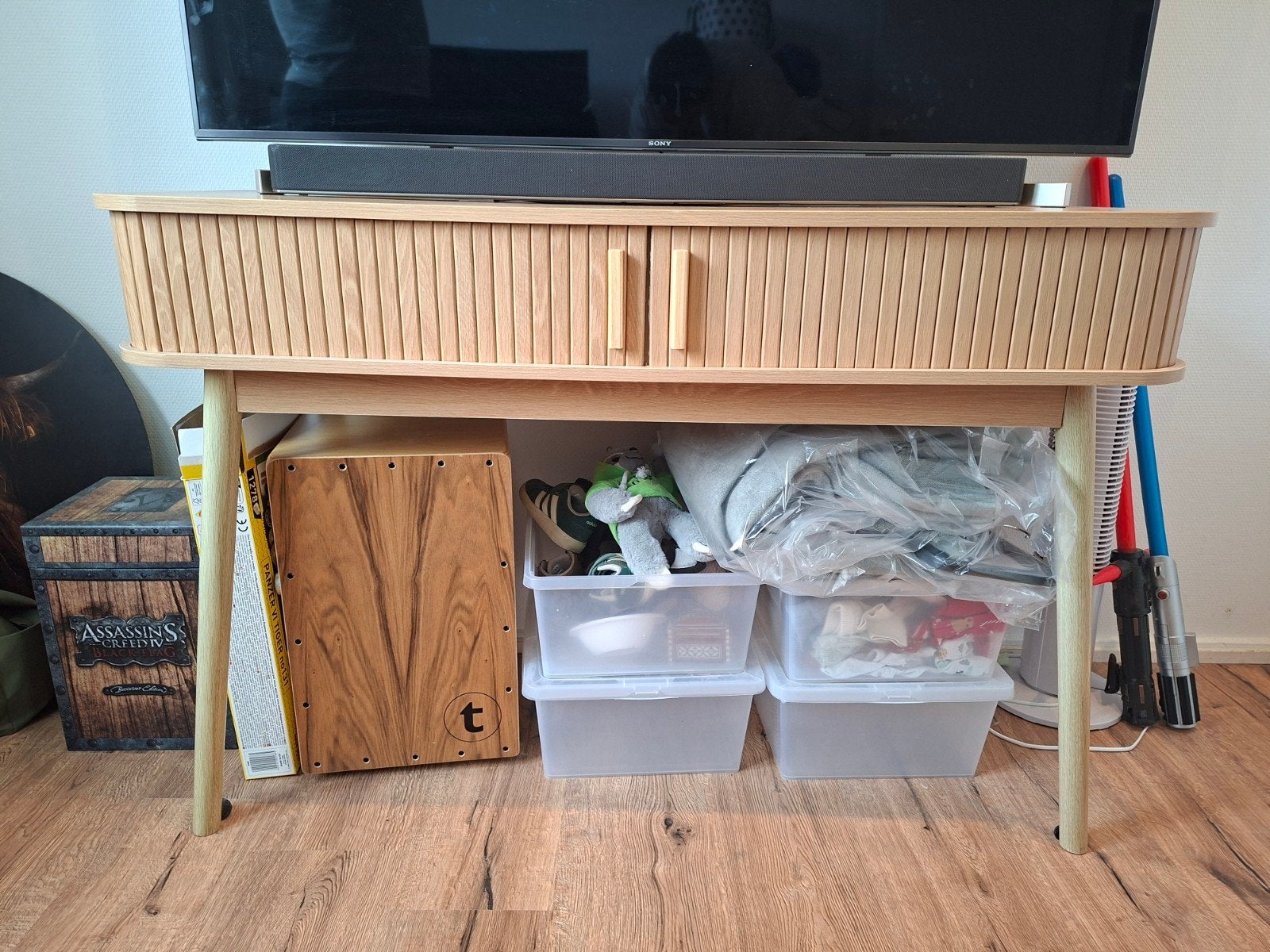 Stijlvol houten tv-meubel met jaloeziedeur, 75 cm of meer, Rechthoekig, Hout, Ophalen