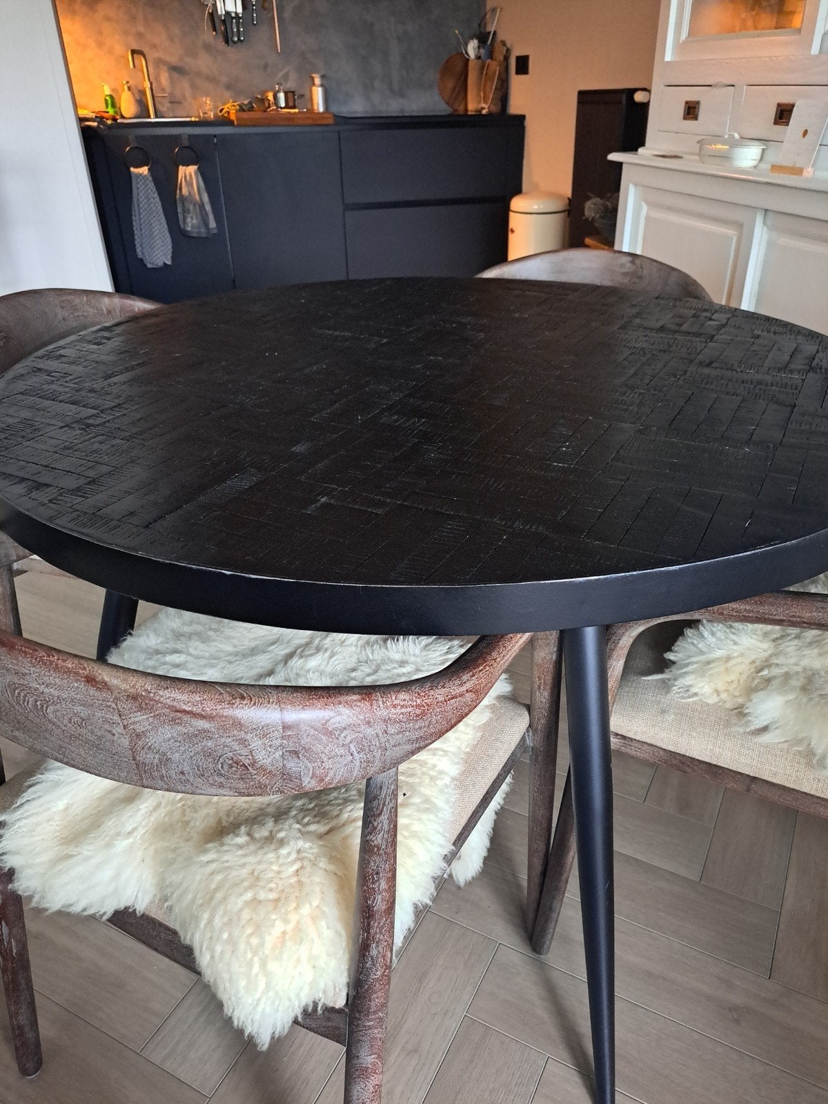 Ronde eettafel met visgraatpatroon, zwart, Huis en Inrichting, Tafels | Eettafels, 100 tot 150 cm, Rond, Zo goed als nieuw, Landelijk industrieel