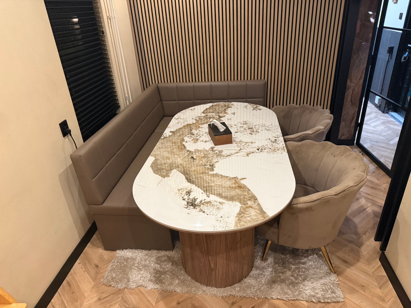 Eethoek bank met eettafel set bruin/ taupe, Huis en Inrichting, Ophalen, Zo goed als nieuw, 6 tot 8 stoelen