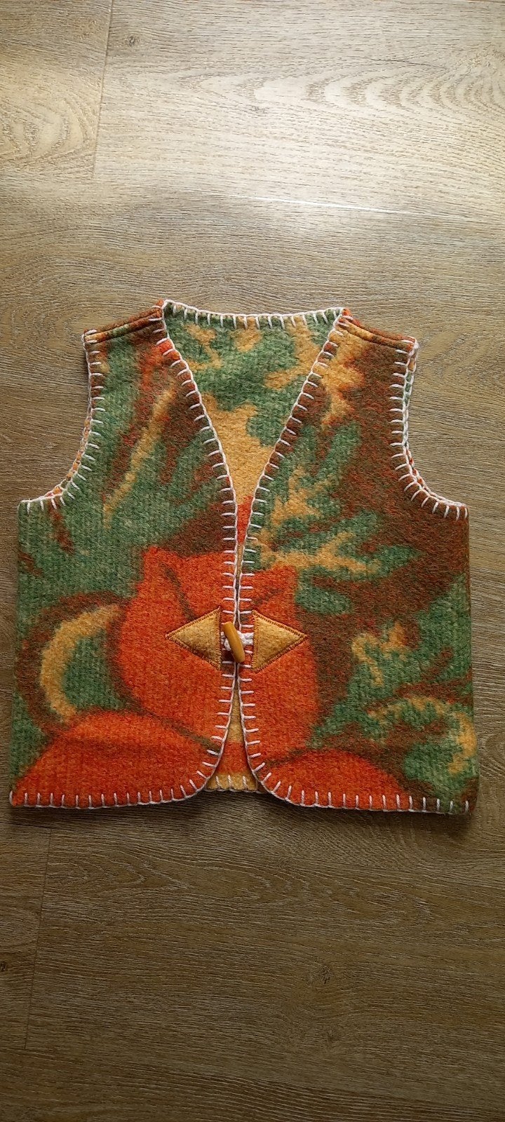 Handgemaakte wollen bodywarmer van AaBe deken - Maat 110, Ophalen of Verzenden, Nieuw, Handgemaakt, Jongen of Meisje