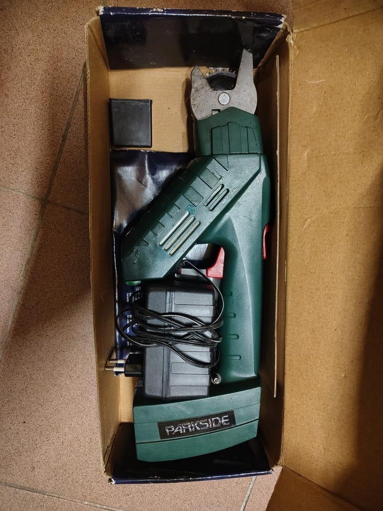 Parkside elektrische oplaadbare takkenzaag 9.6V, Ophalen, Gebruikt, 30 t/m 39 mm, Parkside