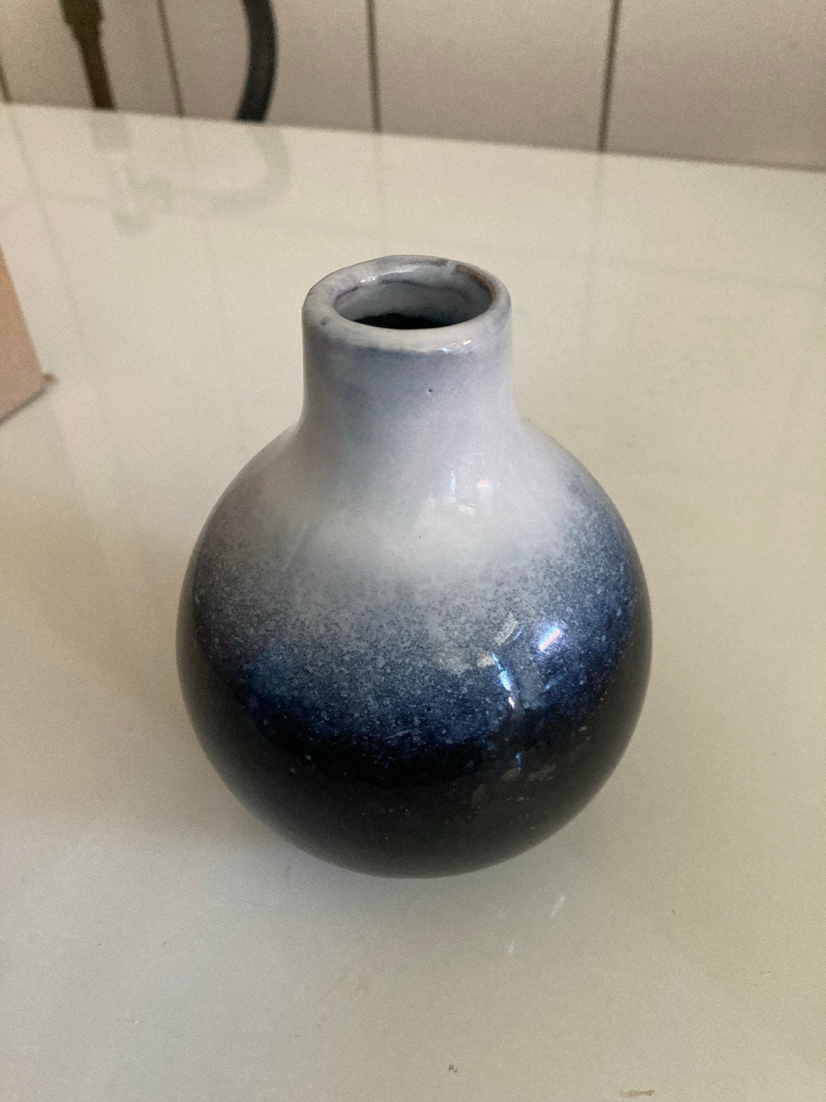 Handgemaakte keramisch vaasje - Blauw/Wit Ombre, Huis en Inrichting, Woonaccessoires | Vazen, Handgemaakt, Zo goed als nieuw, Steen/keramiek