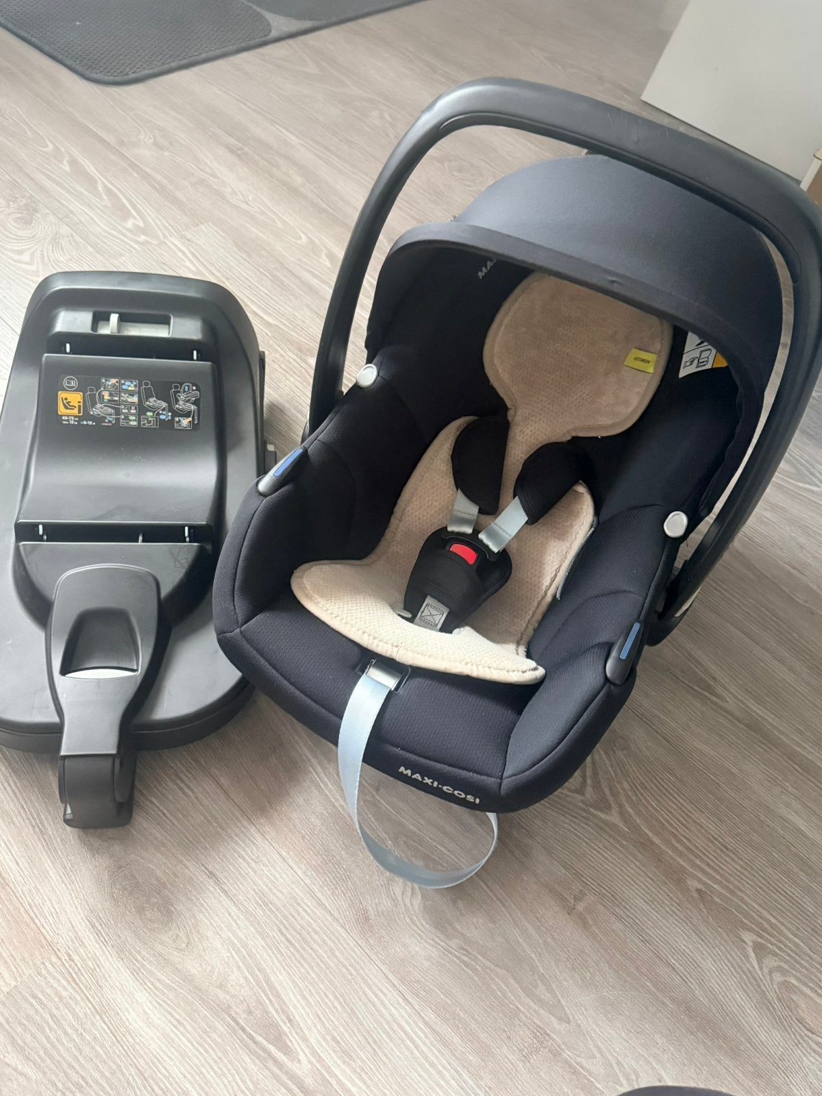 Maxi-Cosi CabrioFix set met base en Aeromoov inlegger, Ophalen, Zo goed als nieuw, Isofix, 0 t/m 13 kg