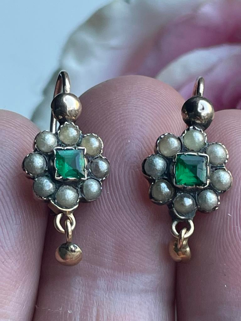 Antieke 9 karaat victoriaanse oorbellen met smaragd en parel, Sieraden, Tassen en Uiterlijk, Antieke sieraden, Ophalen of Verzenden