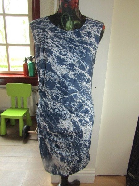 F952 No One Else mt M jurk donkerblauw ecru gedrapeerd, Maat 38/40 (M), Zo goed als nieuw, Knielengte, No One Else