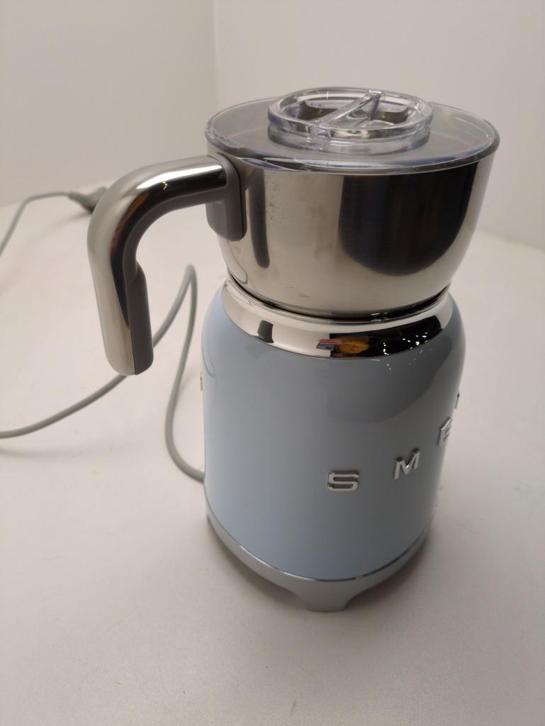 SMEG melkopschuimer pastelblauw gebruikt, Witgoed en Apparatuur, Melkopschuimers, Info@mystore.nl, Elektrische melkopschuimer