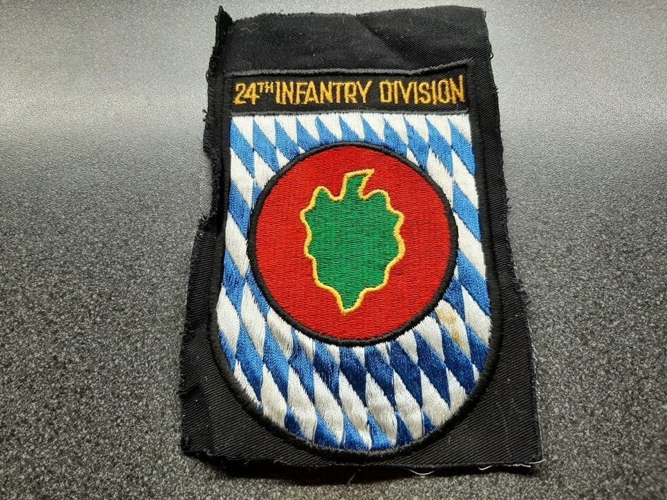 24 th Infantry Division  - 15 x 10  cm.gestation. in Beieren, Ophalen of Verzenden, Landmacht, Amerika, Embleem of Badge