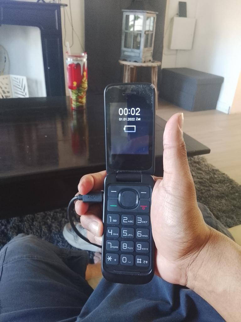 Alcatel klaptelefoon met oplader, Gebruikt, Inklapmodel, Ophalen of Verzenden, Minder dan 3 megapixel