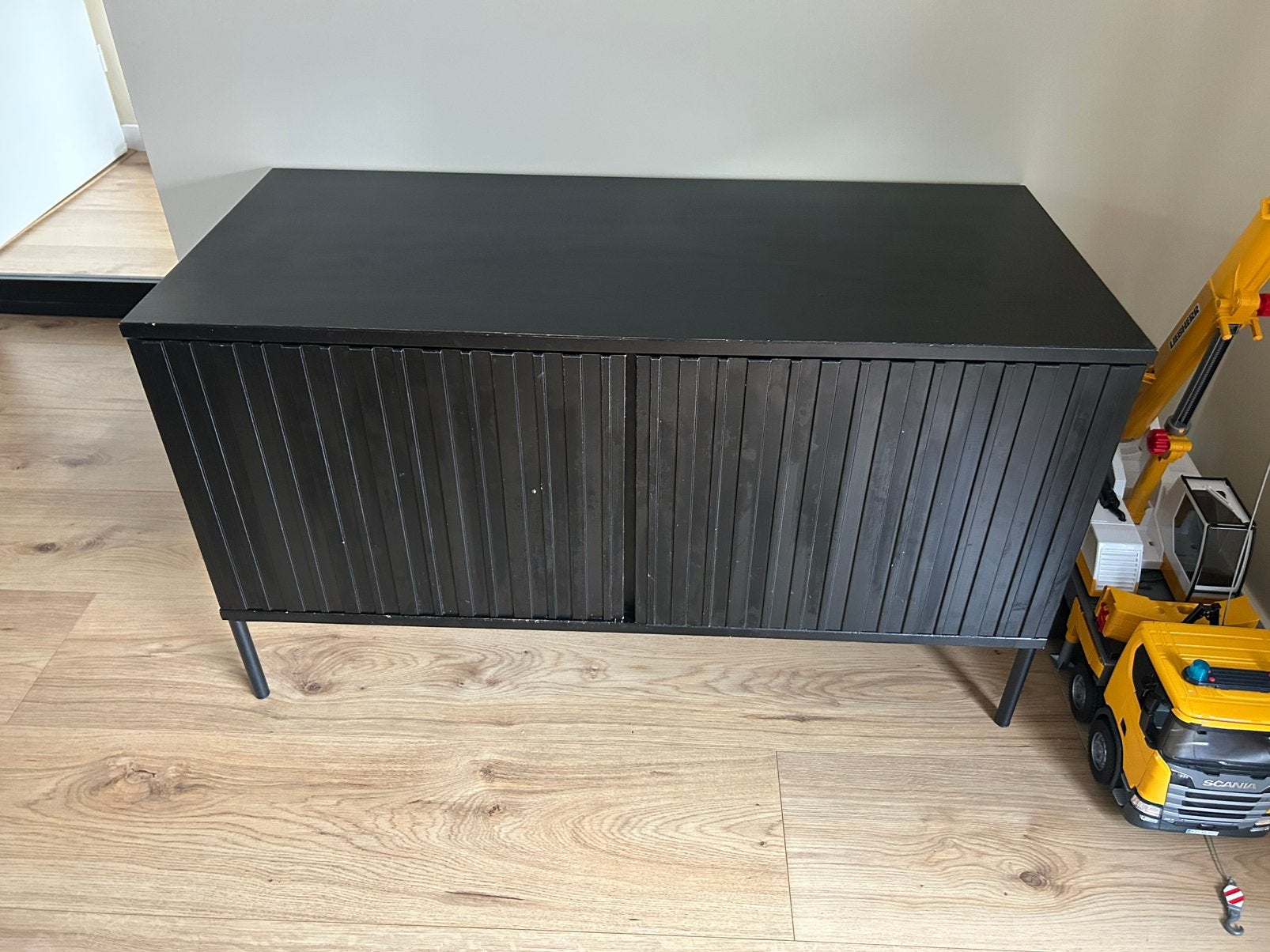 WOOOD New Gravure Tv-meubel B 100 cm - Grenen - Zwart, Ophalen, 100 tot 150 cm, Zo goed als nieuw, Minder dan 100 cm