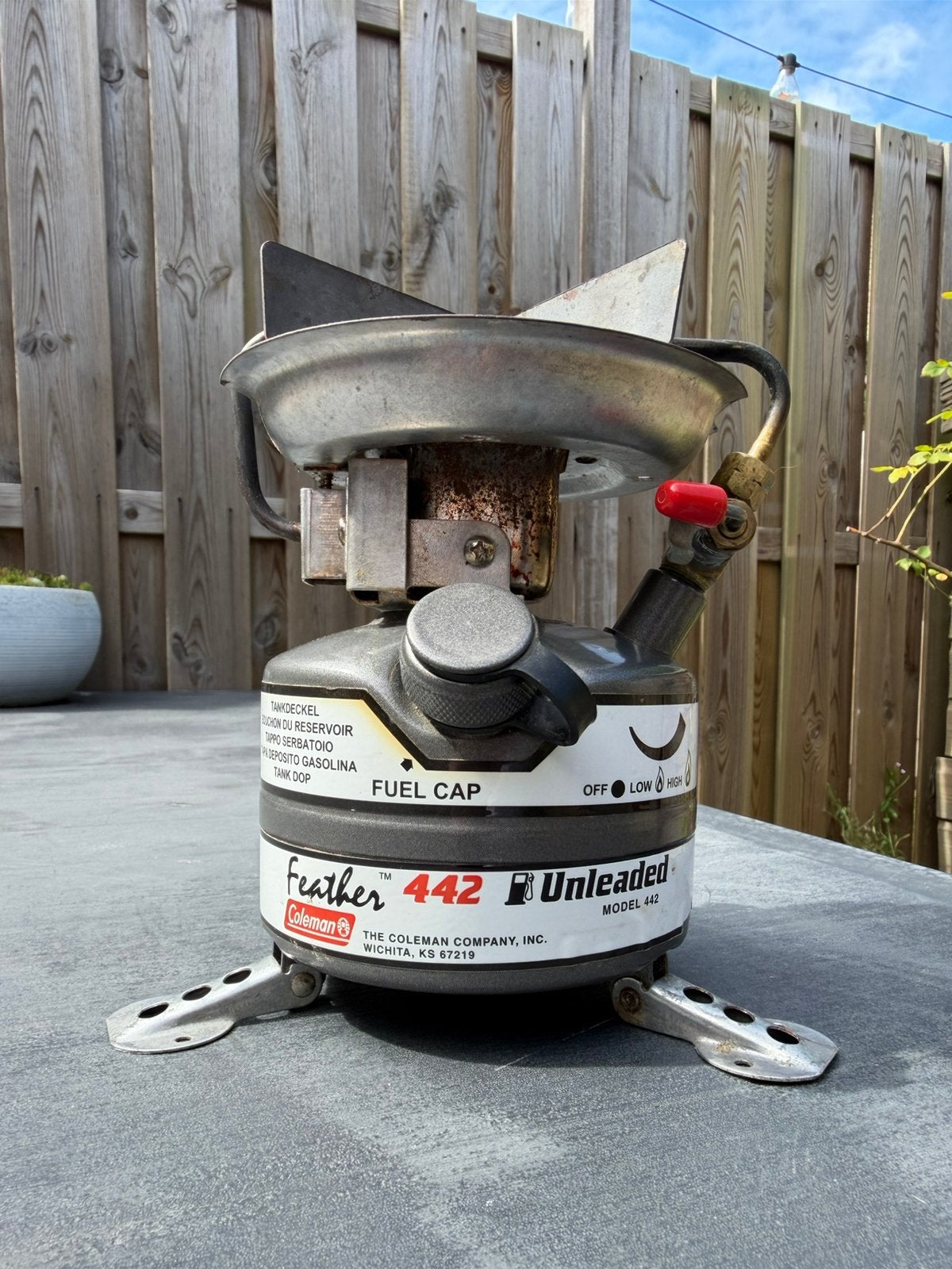 Coleman 442 met brandstof fles en trechter, Ophalen of Verzenden, Gebruikt