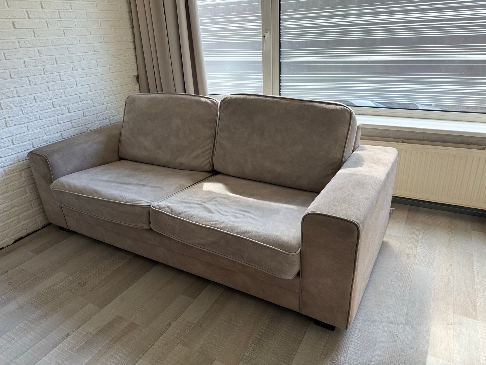 Comfortabele 2-zitsbank in neutrale kleur, Ophalen, Gebruikt, 150 tot 200 cm, Tweepersoons