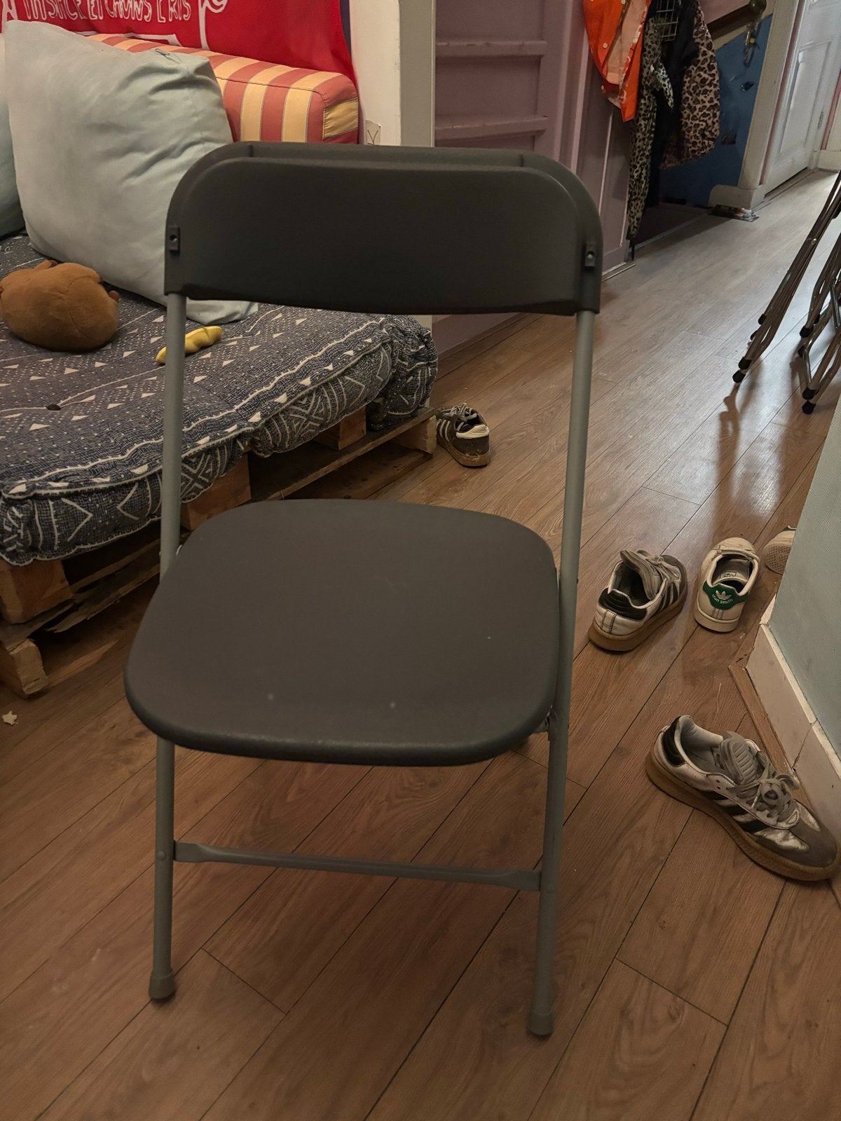 Twee grijze klapstoelen, Huis en Inrichting, Ophalen, Kunststof, Gebruikt, Twee