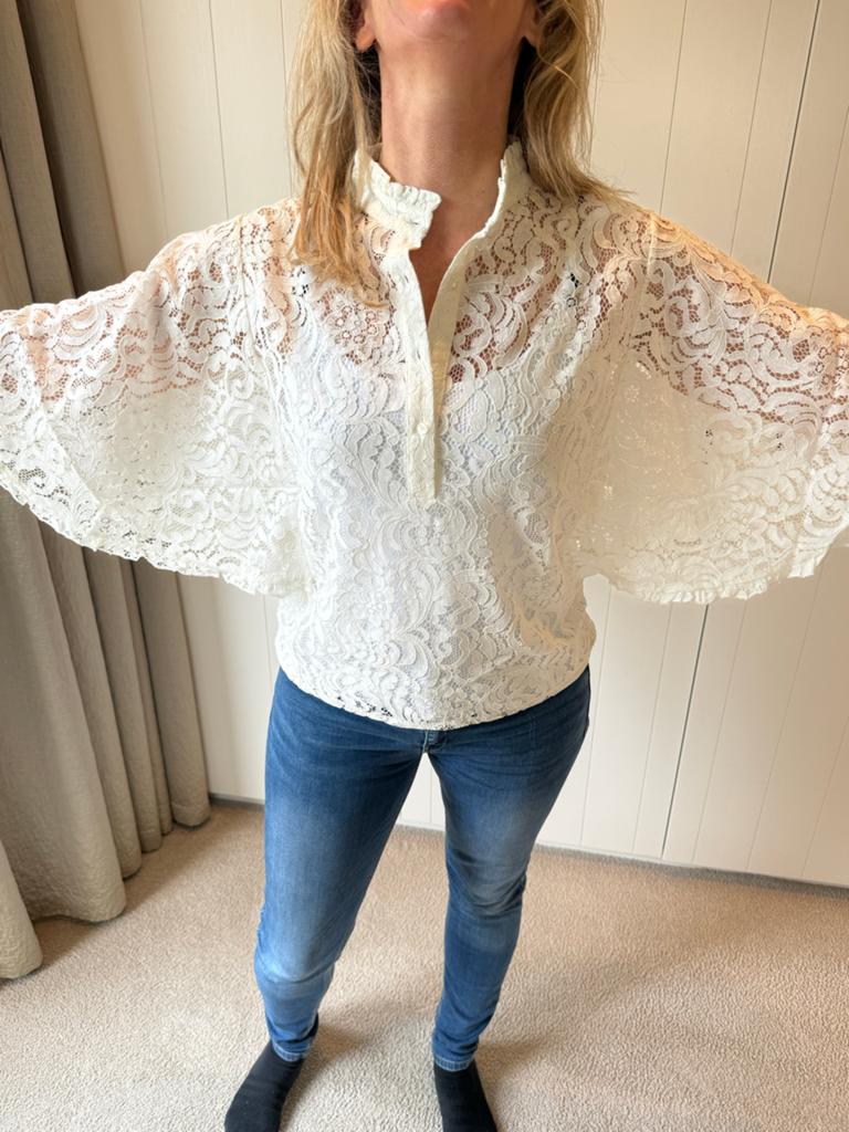 Nikkie - Elegante witte kanten blouse met wijde mouwen, Kleding | Dames, Blouses en Tunieken, Zo goed als nieuw, Maat 38/40 (M)