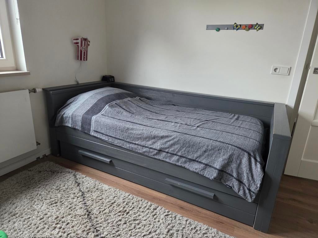 Grijs bed met uitschuifbaar logeerbed en lades, Ophalen, 85 tot 100 cm, Gebruikt, Matras
