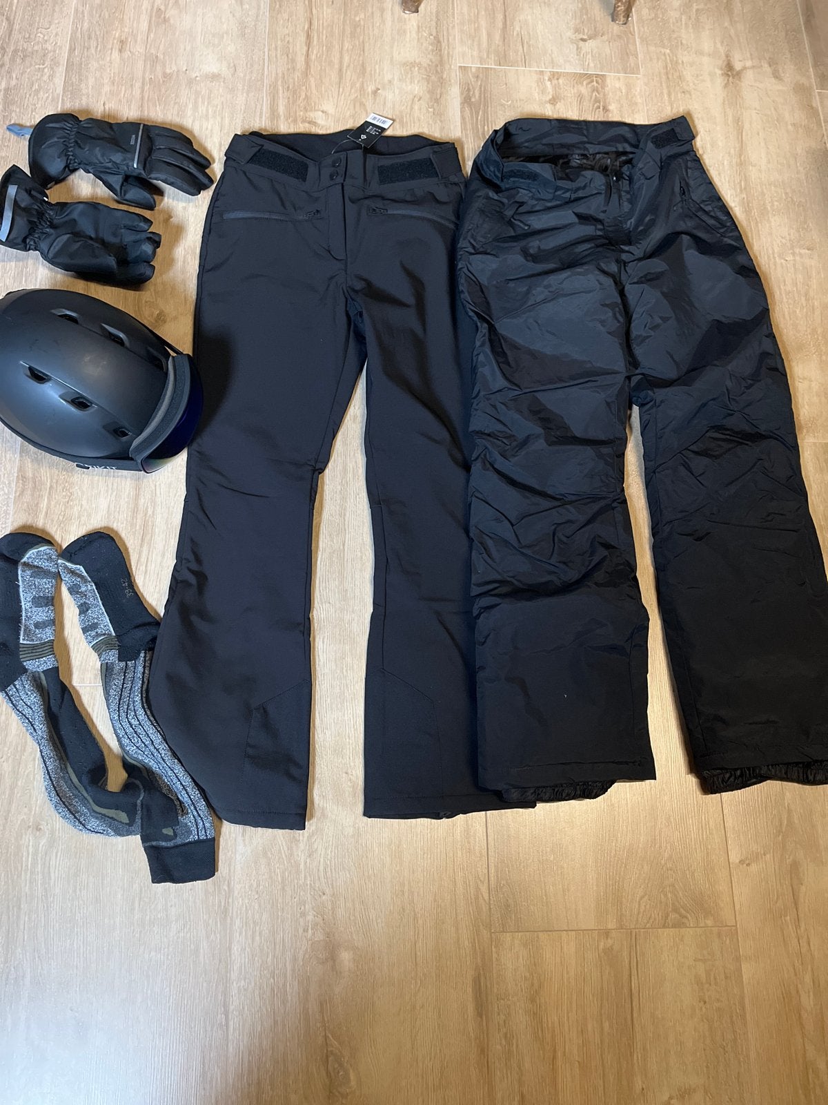 Ski-uitrusting: broeken, helm, handschoenen, sokken, Ophalen of Verzenden, Zo goed als nieuw, Maat 38/40 (M), Broek