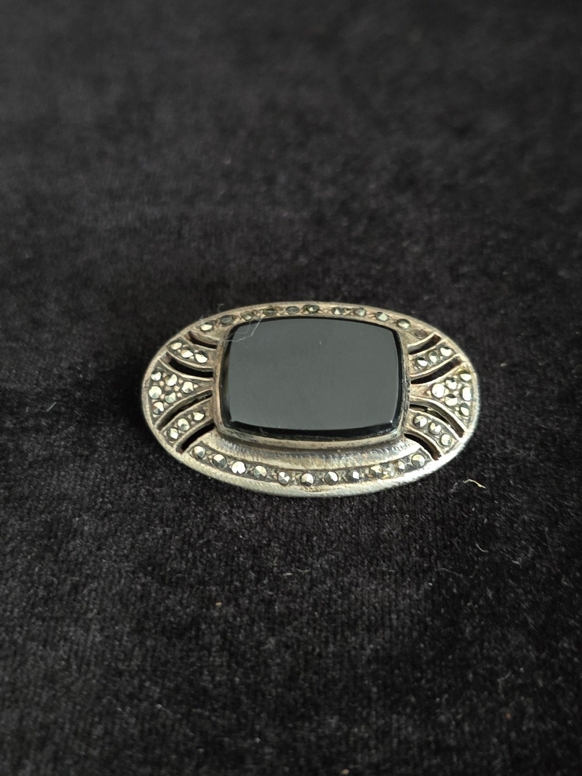 Broche, Art Deco, zilver, markesietjes zwarte steen, gemerkt, 4 tot 7 cm, Gebruikt, Ophalen of Verzenden, Zilver