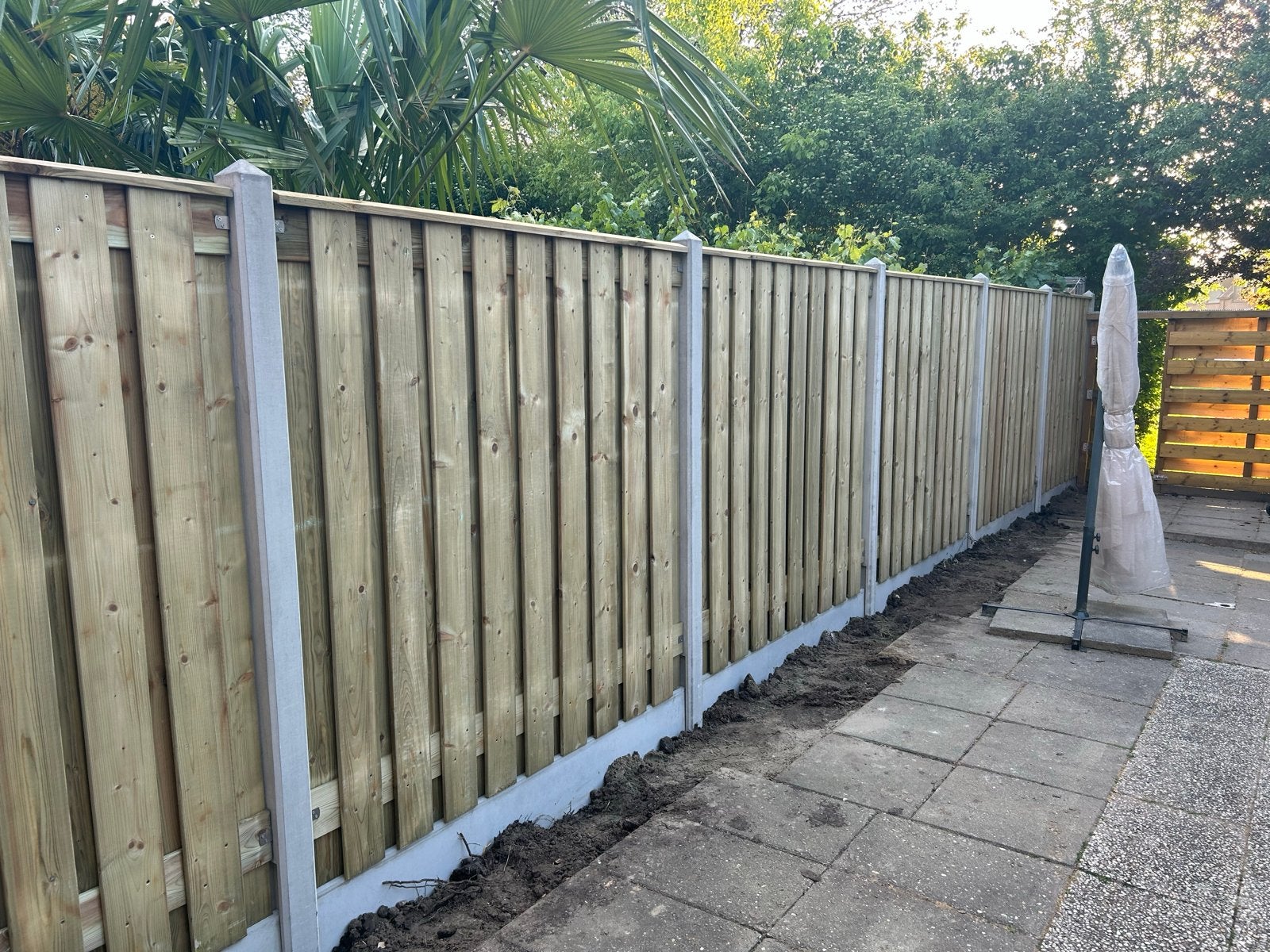 Houten schutting met betonpalen en onderplaten, Tuin en Terras, Ophalen, 1 tot 2 meter, Nieuw, 3 tot 6 meter