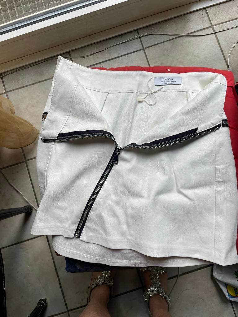Wit leren kort design rokje, merk Bershka, maat 36, Kleding | Dames, Rokken, Wit, Ophalen of Verzenden, Zo goed als nieuw, Maat 36 (S)