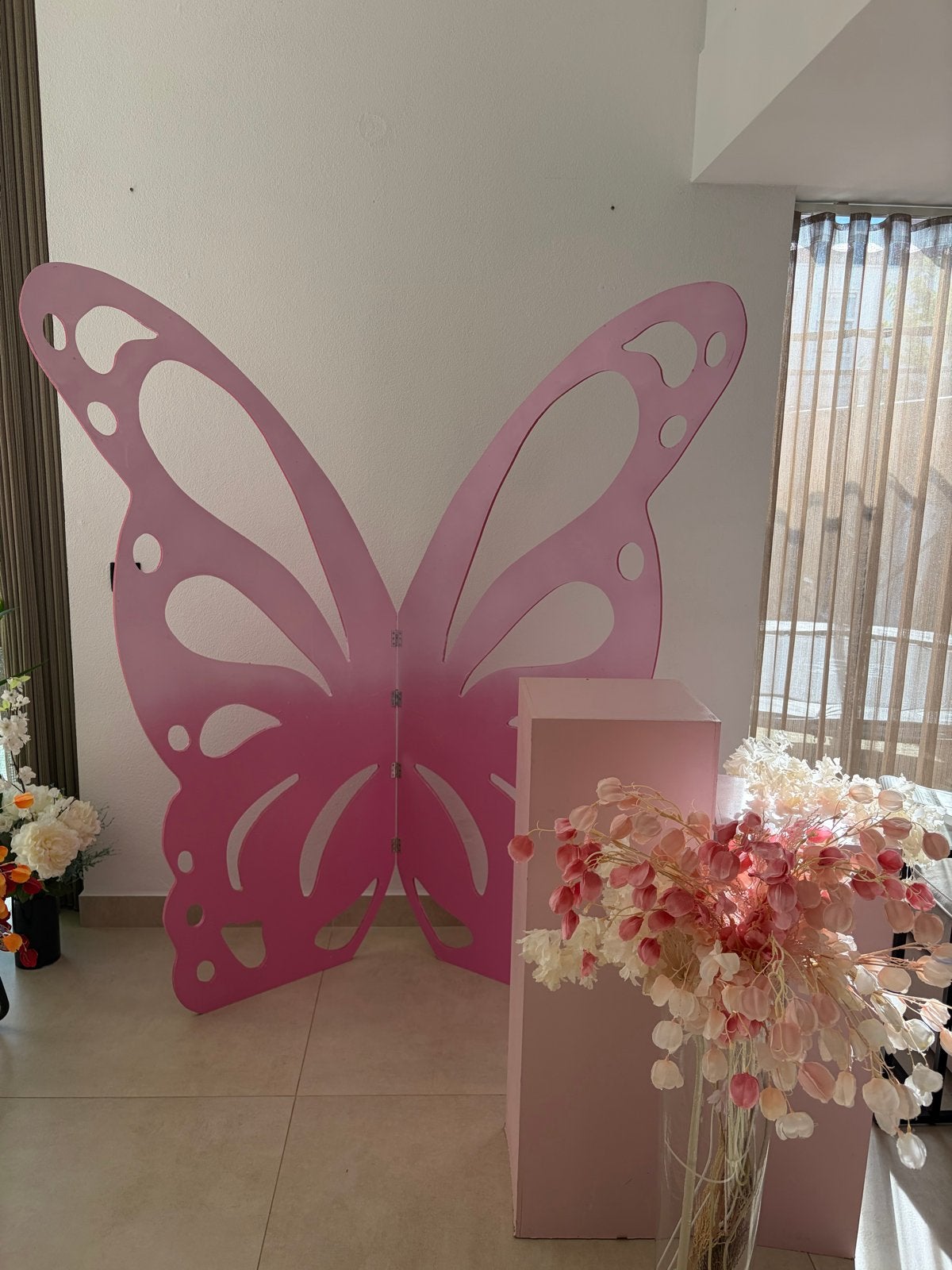 Te huur grote roze vlinder decoratie met pilaren, Ophalen, Gebruikt, Versiering, Verjaardag