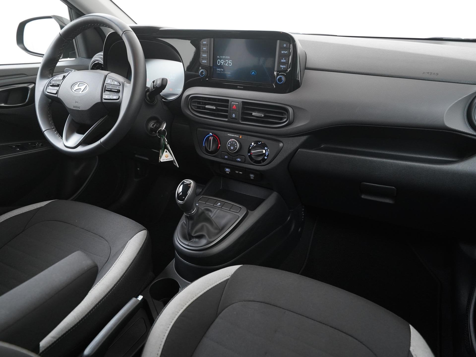 Hyundai i10 1.0 Premium 5-zits Automaat | Camera | Navigatie, Auto's, Stof, Euro 6, 899 kg, Zwart