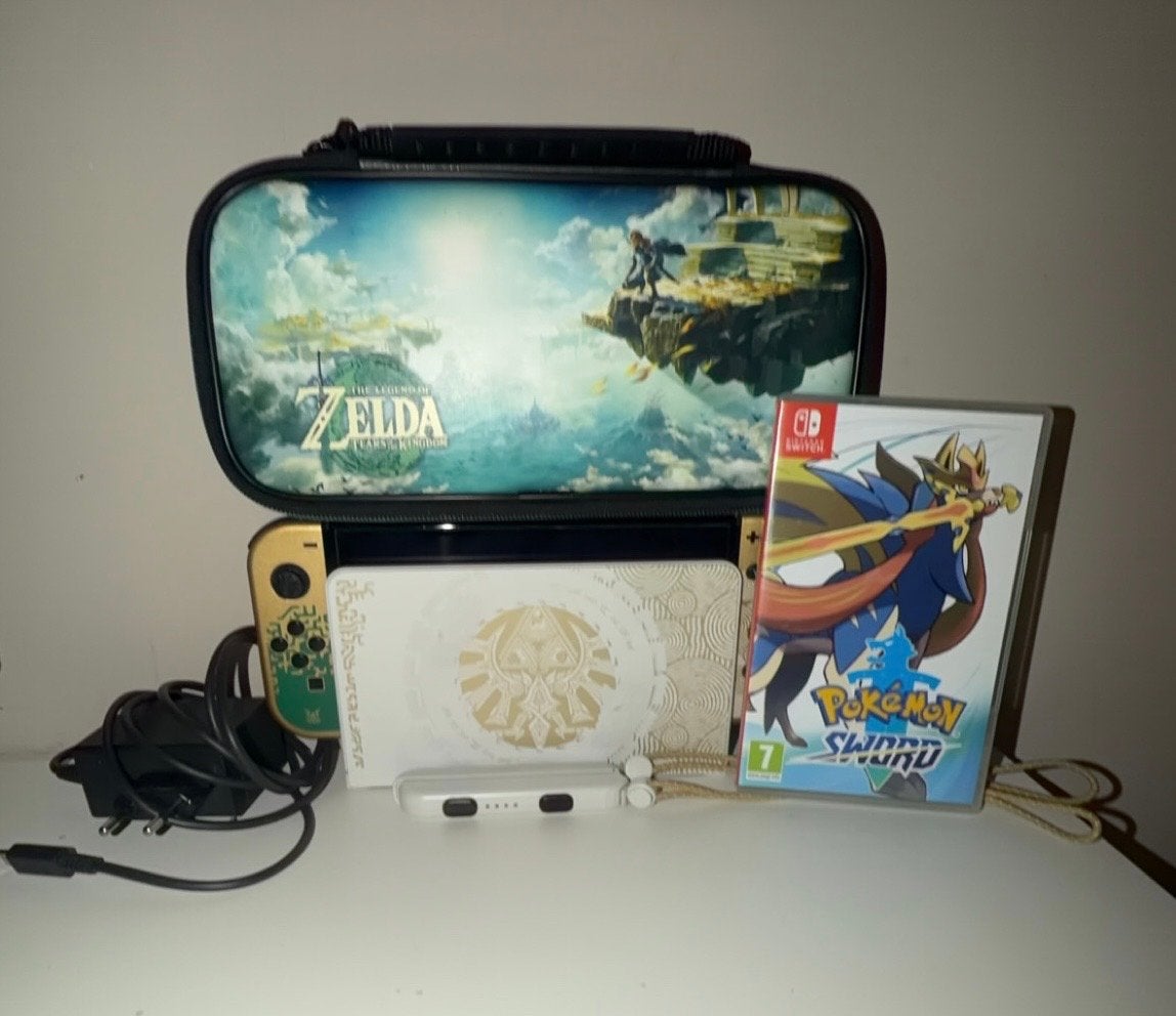 Nintendo Switch OLED Zelda Tears of the Kingdom Editie, Spelcomputers en Games, Spelcomputers | Nintendo Switch, Met games, Met 2 controllers