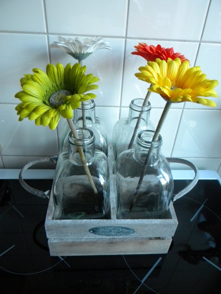 KISTJE MET 4 GERBERA'S EN 4 FLESSEN COUNTRYFIELD, Binnen, Kunstbloem, Ophalen of Verzenden, Zo goed als nieuw