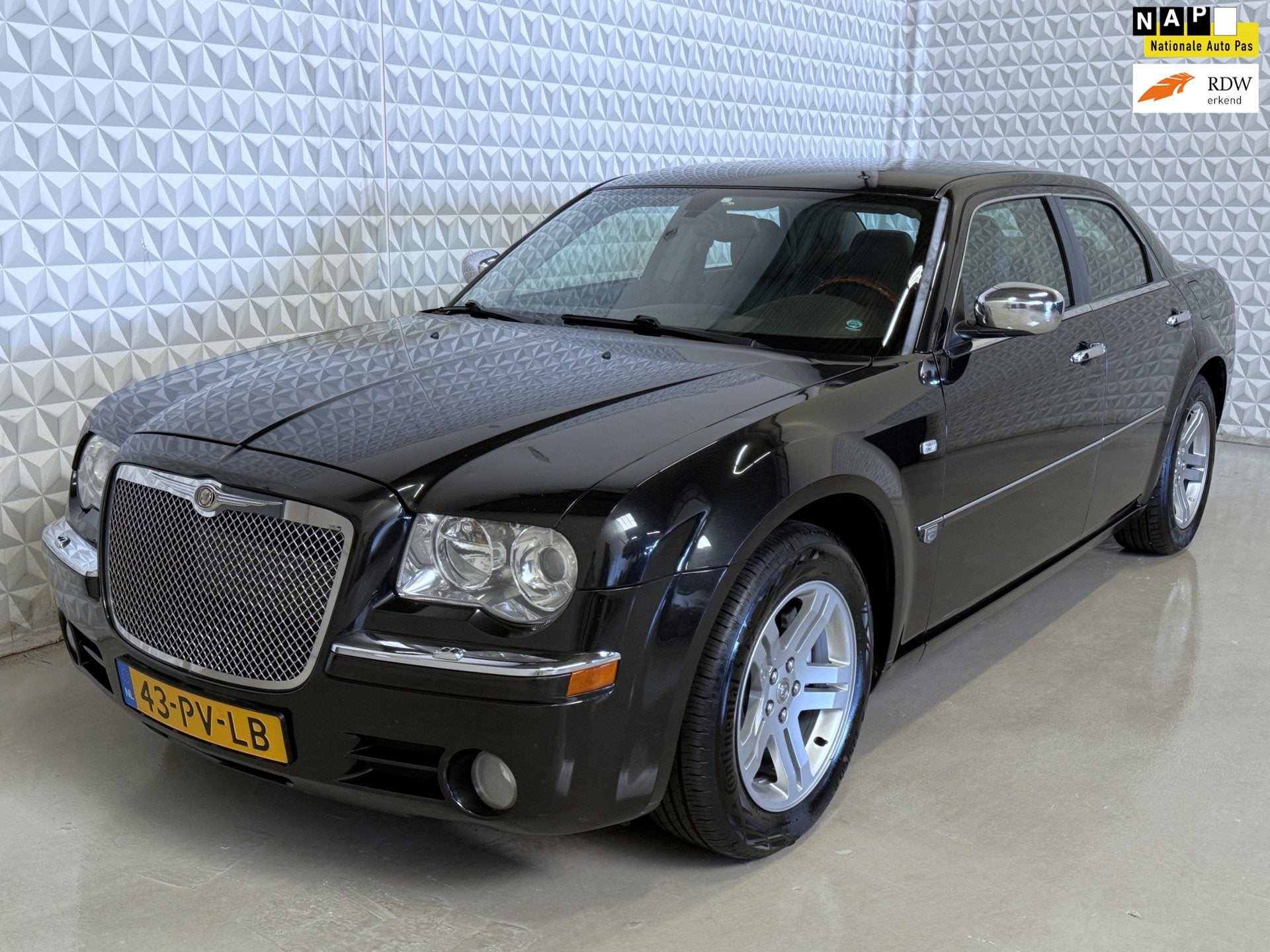 Chrysler 300C 3.5 V6 Airco/Cruise/Leder/TREKHAAK (2005), Auto's, Chrysler, Automaat, Gebruikt, 1715 kg, Zwart