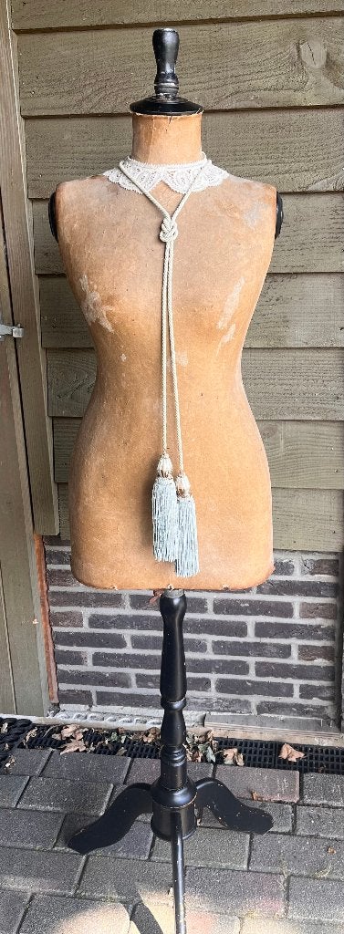 Antieke brocante paspop, Ophalen