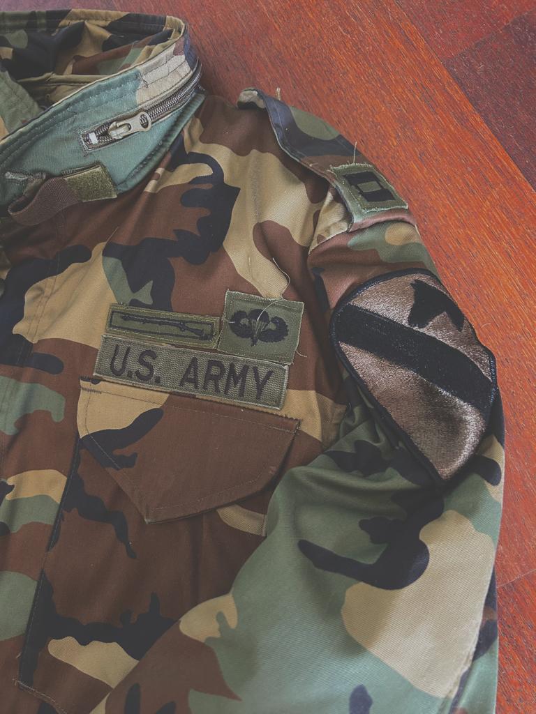 US Army M65 jas - Captain 1e Cavalry + voering - Woodland, Ophalen of Verzenden, Landmacht, Nederland, Kleding of Schoenen