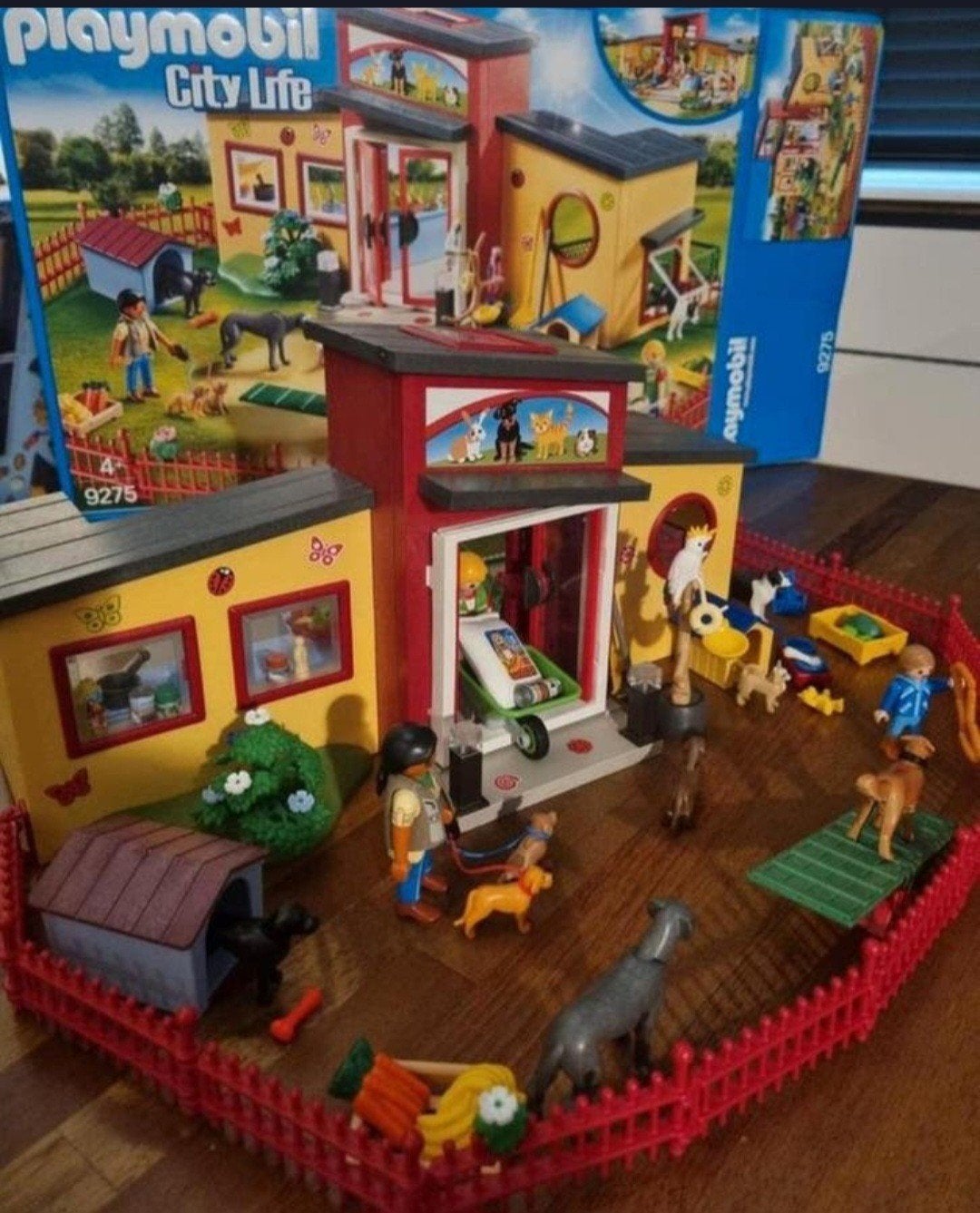 Playmobil City Life Dierenkliniek (9275) compleet met doos, Ophalen of Verzenden, Zo goed als nieuw, Jongen of Meisje