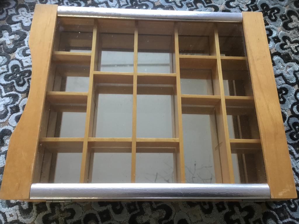 Kistje met vakjes en spiegel achterwant.   €6.00. Bieden, Ophalen of Verzenden, Zo goed als nieuw, Minder dan 50 cm